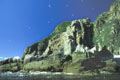 C'est une plate-forme rocheuse, longue de 2 km environ et bordée de falaises abruptes. Iles de Talan en mer d'Okhotsk, fermée par la presqu'île du Katchatka 