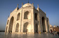 Deux dômes sont assemblés l'un dans l'autre, séparés d'un vide de 13 mètres. Ils sont d'origine Afghane. L'édifice fut achevé en 1653. Taj Mahal, Uttar Pradesh, Inde. 