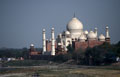 Le demeure impériale étant alors le Fort d'Agra, le Taj Mahal fut implanté au bord de la rivière Yamuna, à portée de vue de l'empereur. Taj Mahal, Uttar Pradesh, Inde. 