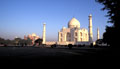 Il décida de construire un monument en hommage à son amour perdu, un palais (Mahal) pour une couronne (Taj). Taj Mahal, Inde. 