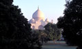 La construction fut entreprise en 1631, l'année même de la mort de l'impératrice. La base est une immense plate-forme carrée qui mesure 96 mètres de côté, sur laquelle est posée une deuxième de 60 mètres au carré. Taj Mahal, Uttar Pradesh, Inde. 